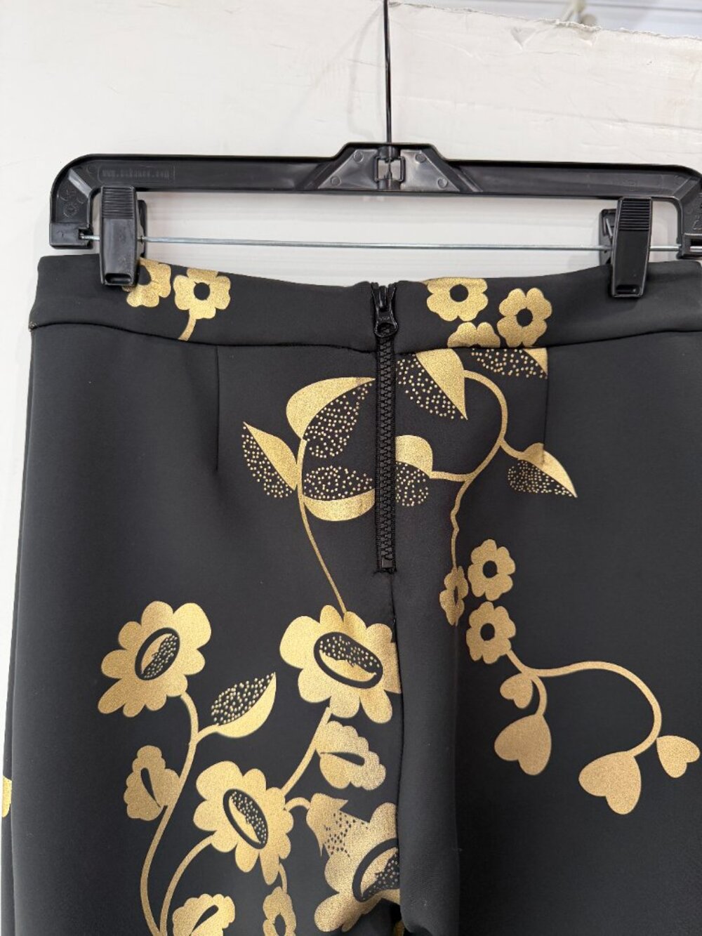 $375 Cynthia Rowley Black Metallic Gold Floral Bonded Slim Flare Pants sz 6/28" - Picture 4 of 6